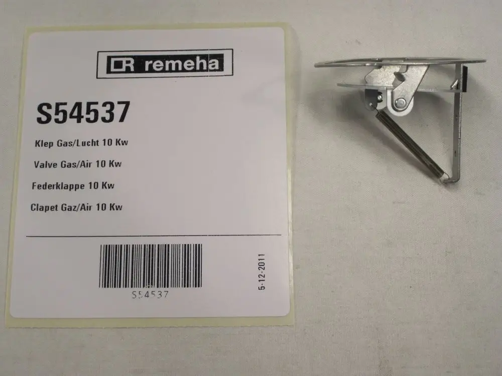Remeha Gas/Luft Federklappe, montiert mit einer Feder und einem Gelenk, auf einer weißen Unterlage, neben einem Infoschild mit Artikelnummer und Produktdetails.